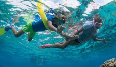 crianças praticando snorkeling