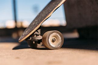 Skate usado inclinado dicionário do skate