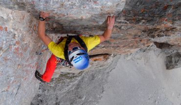treinamento físico para escalada: homem escalando na pedra