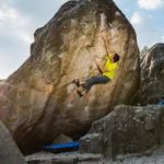 Homem praticando Tipo de Escalada Boulder