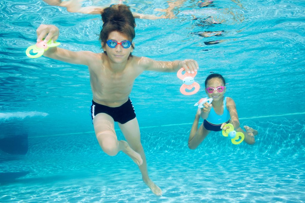 duas crianças nadando com os óculos de natação xbase print