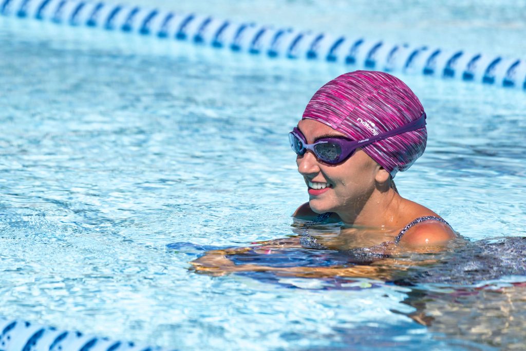 menina nadando usando o óculo de natação xbase roxo