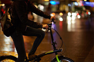 Equipamento de segurança para pedais noturnos: lanterna para guidão de bicicleta