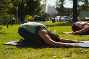 Praticar Yoga melhora sua elasticidade e respiração